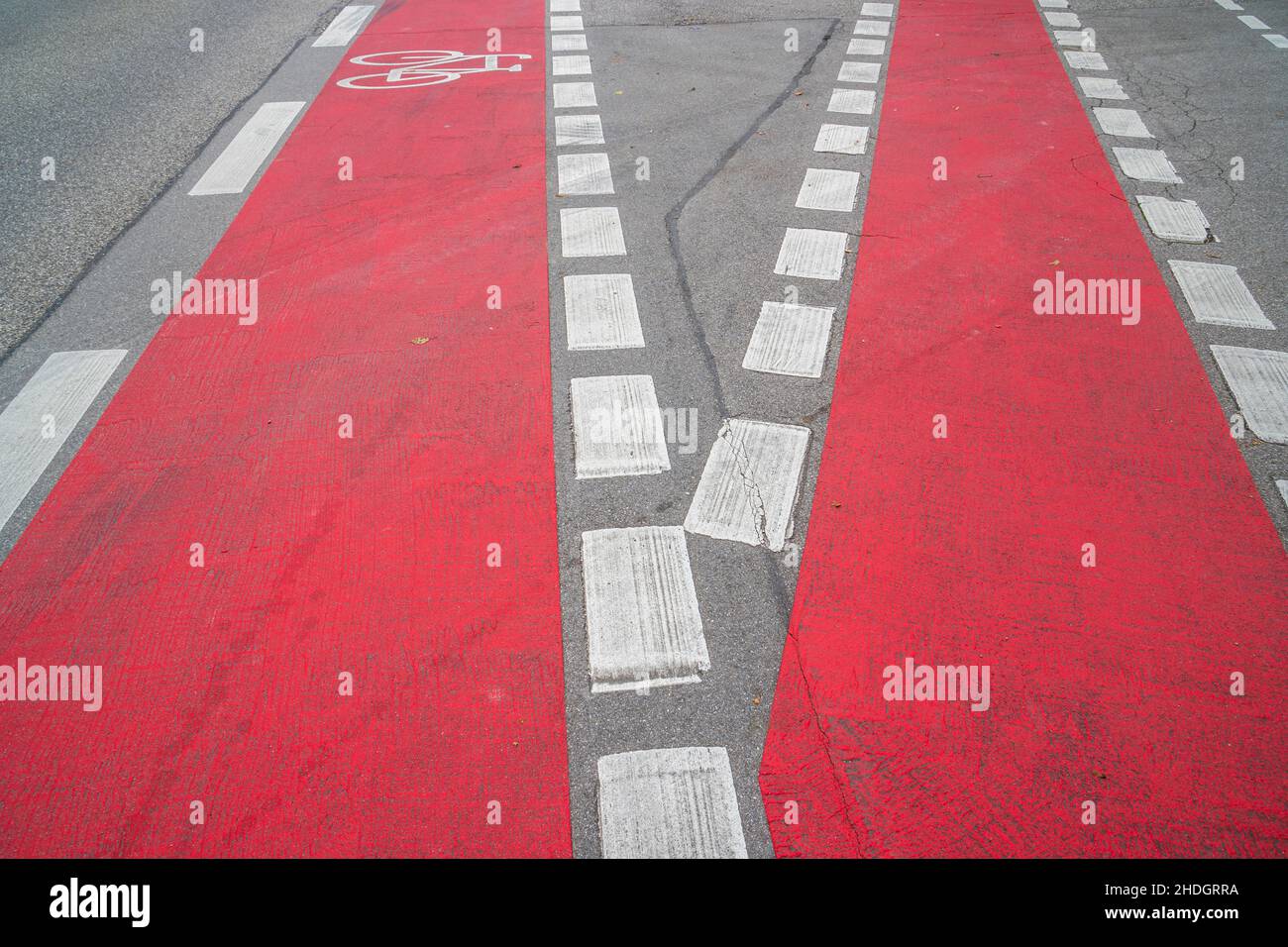 Percorso ciclabile con contrassegno rosso sulla strada Foto Stock