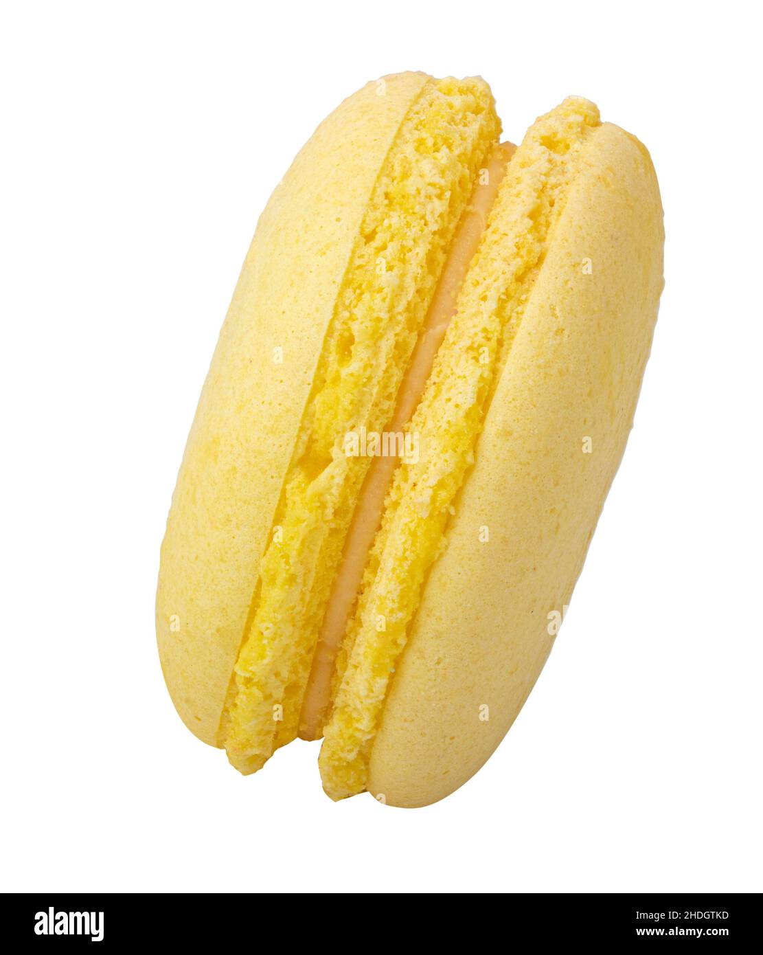 Macaroon giallo isolato su sfondo bianco. Tracciato di ritaglio Foto Stock