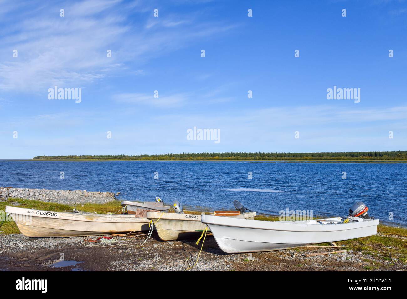 Barche da pesca lungo il fiume Rupert che è uno dei fiumi più grandi in Quebec, Canada Foto Stock
