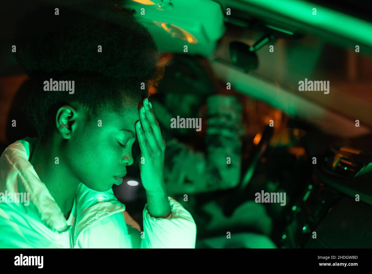 Triste coppia africana in litigio seduta in auto di notte, depresso l'uomo e la donna africana in auto Foto Stock