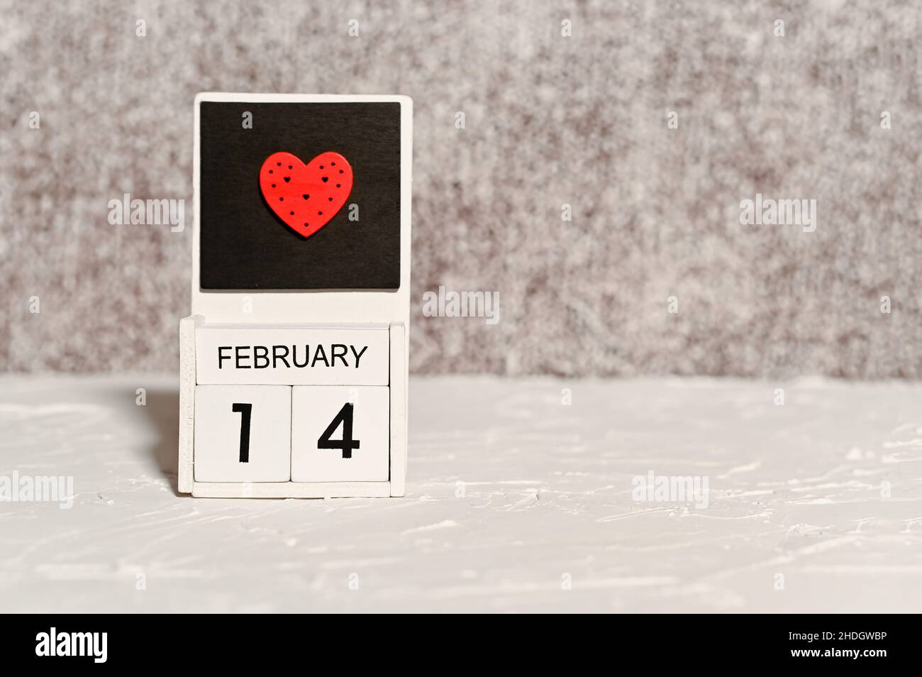 Calendario mostra in legno di febbraio 14 con cuore rosso Foto Stock