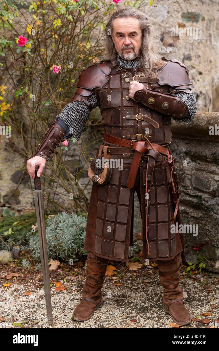 Cavaliere medievale adulto uomo costume immagini e fotografie stock ad alta  risoluzione - Alamy