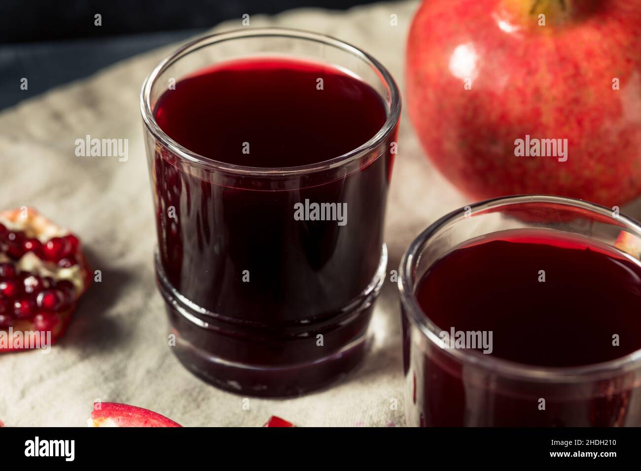 Succo di melagrana rosso crudo e biologico pronto per bere Foto Stock