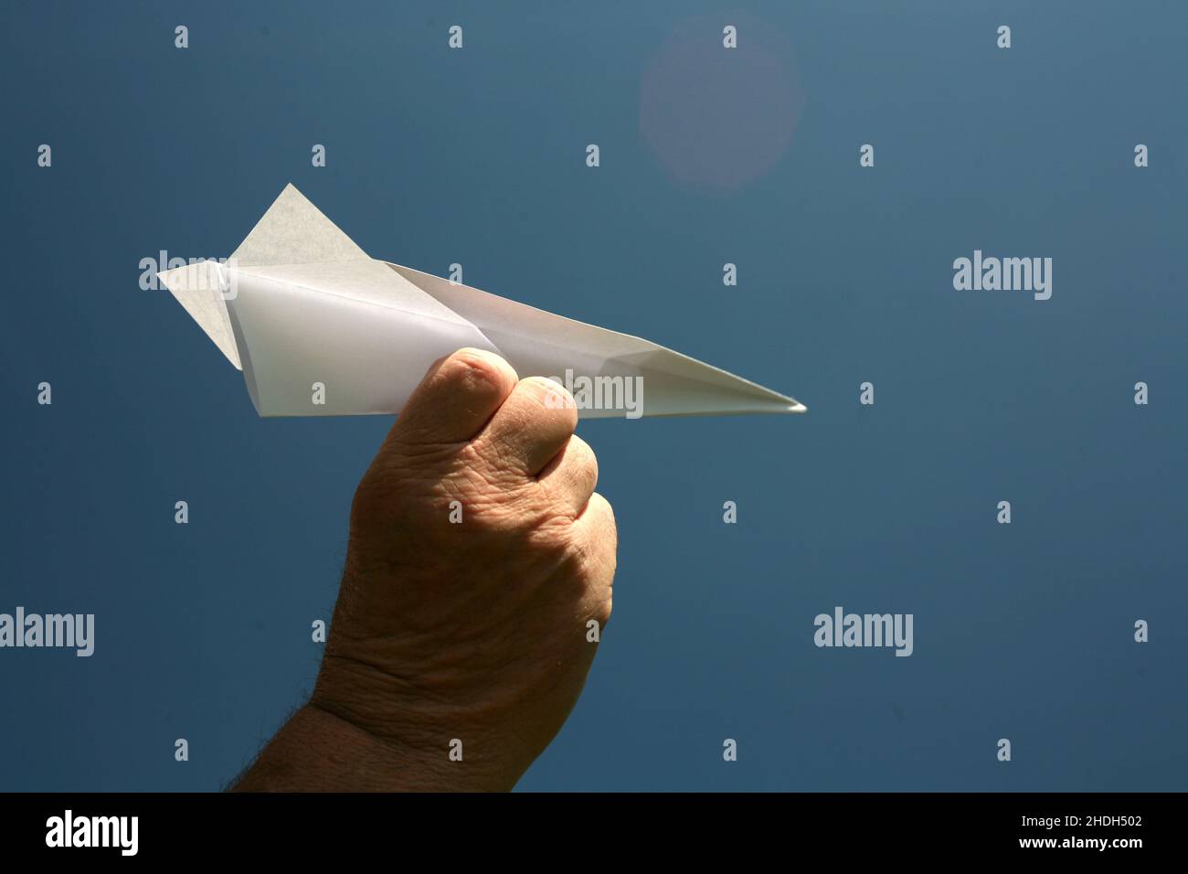 mano, lancio, aeroplano di carta, mani, aeroplani di carta, piano Foto Stock
