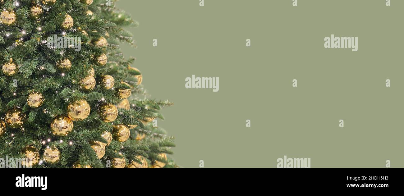 Albero di Natale con baubles e luci dorate. Banner verde lungo Foto Stock