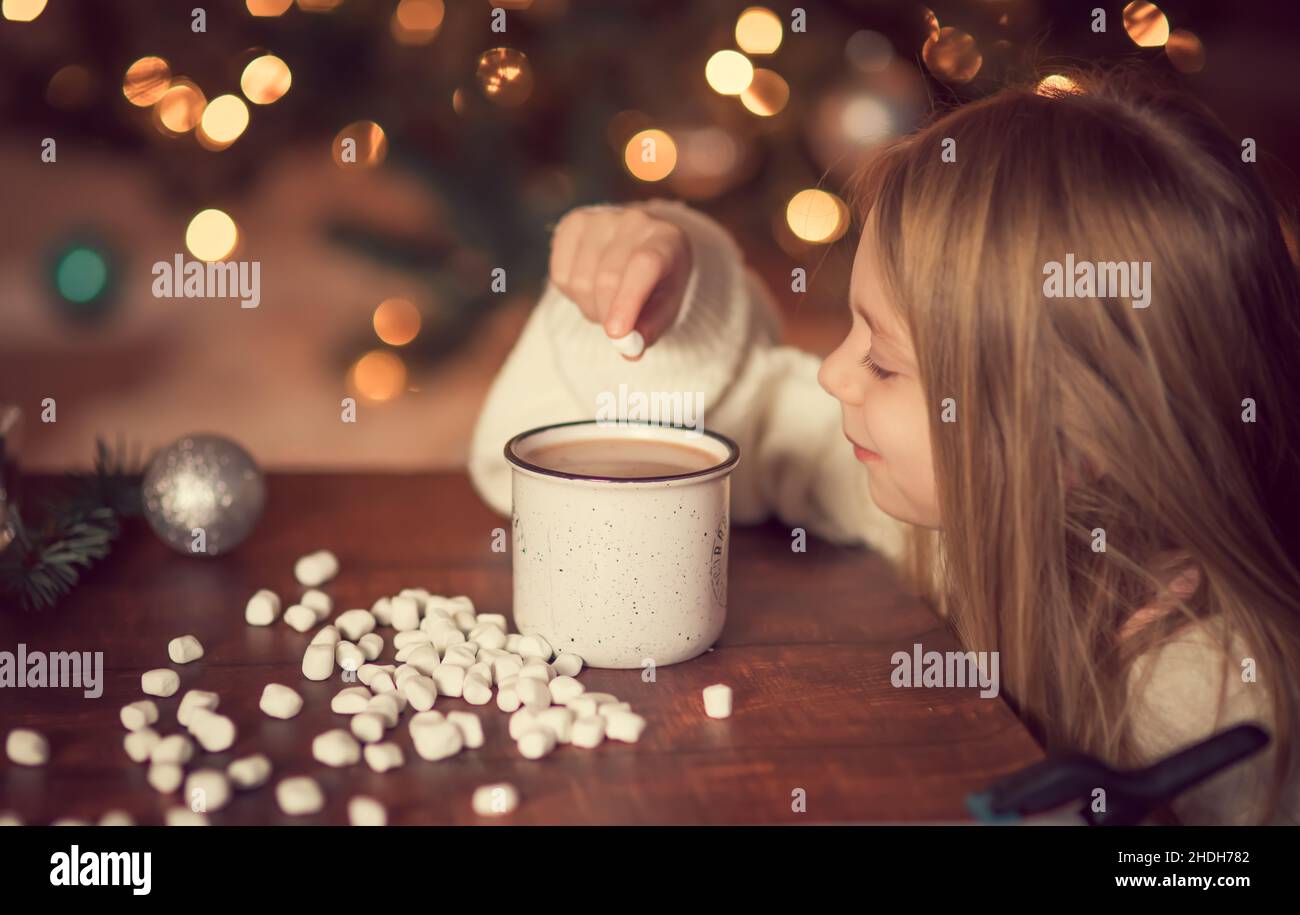 Ragazza e tazza di cioccolata calda con marshmallows durante le vacanze di Natale Foto Stock