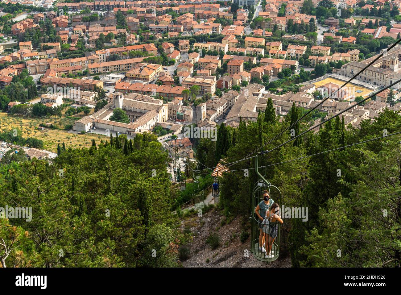 Funivia “Colle Eletto” che sale fino al Monte Igino e offre una vista panoramica panoramica su Gubbio, Umbria, Italia Foto Stock