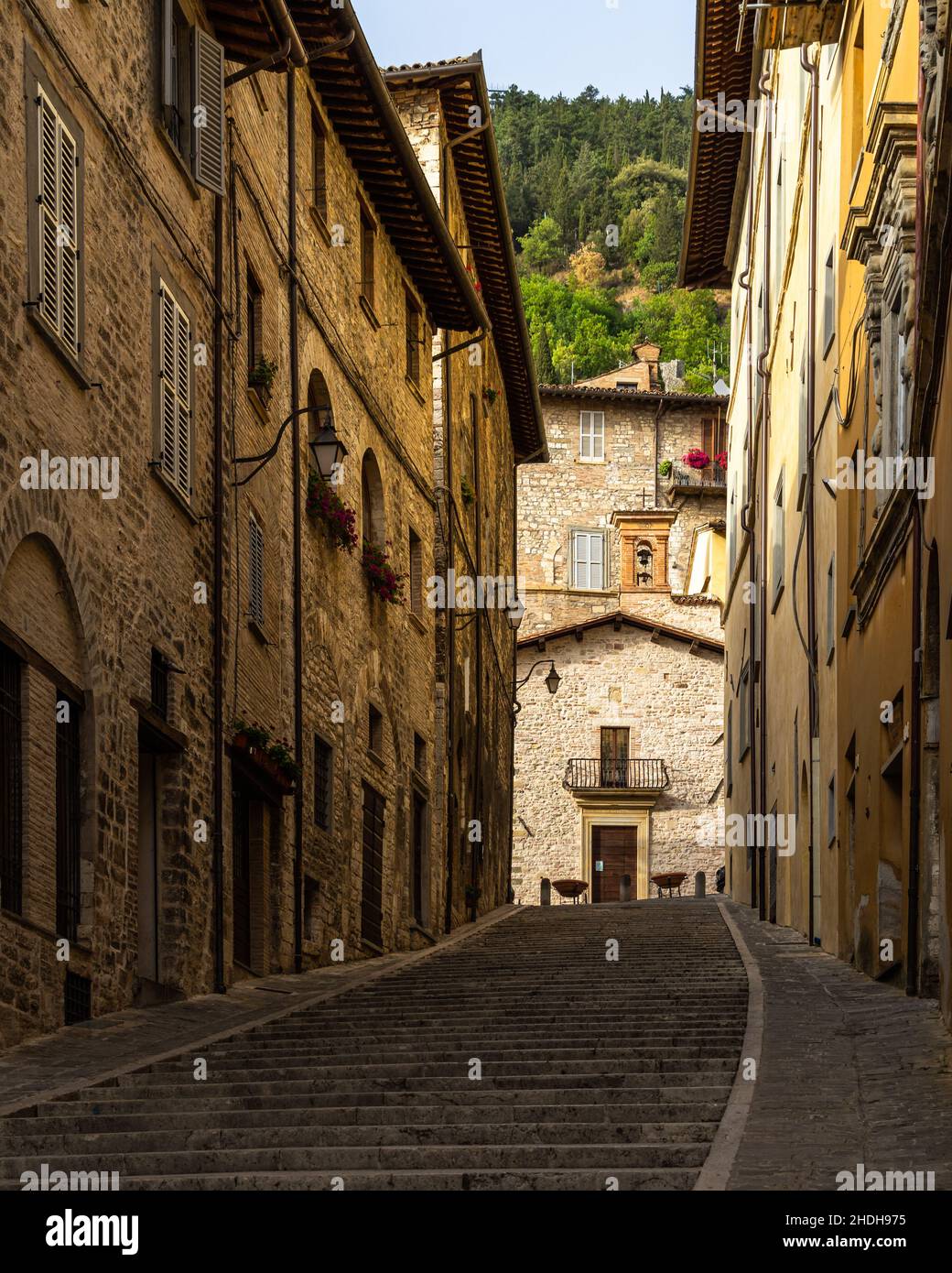 Un vicolo panoramico nel centro storico medievale di Urbino, Umbria, Italia Foto Stock