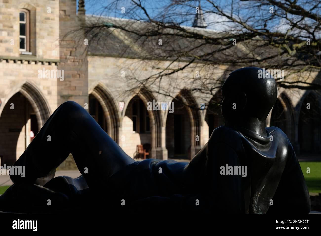 Una fotografia a colori di una statua situata nei terreni dell'Università di Aberdeen dal titolo "giovani con una mela spaccata". Foto Stock