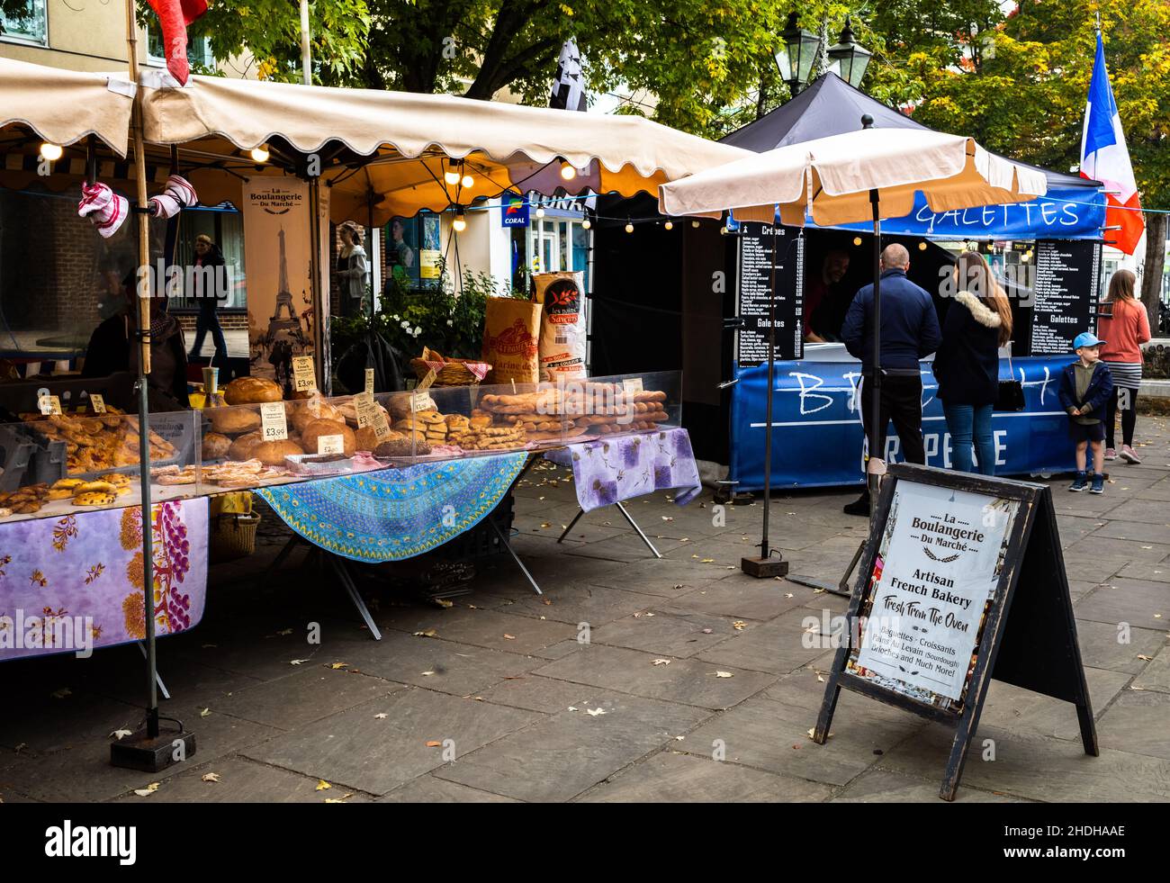 Bancarelle in un mercato francese che vende pane, torte e galette a Horsham, West Sussex, Regno Unito. Da quando i trader francesi Brexit si sono trovati di fronte a una maggiore burocrazia. Foto Stock