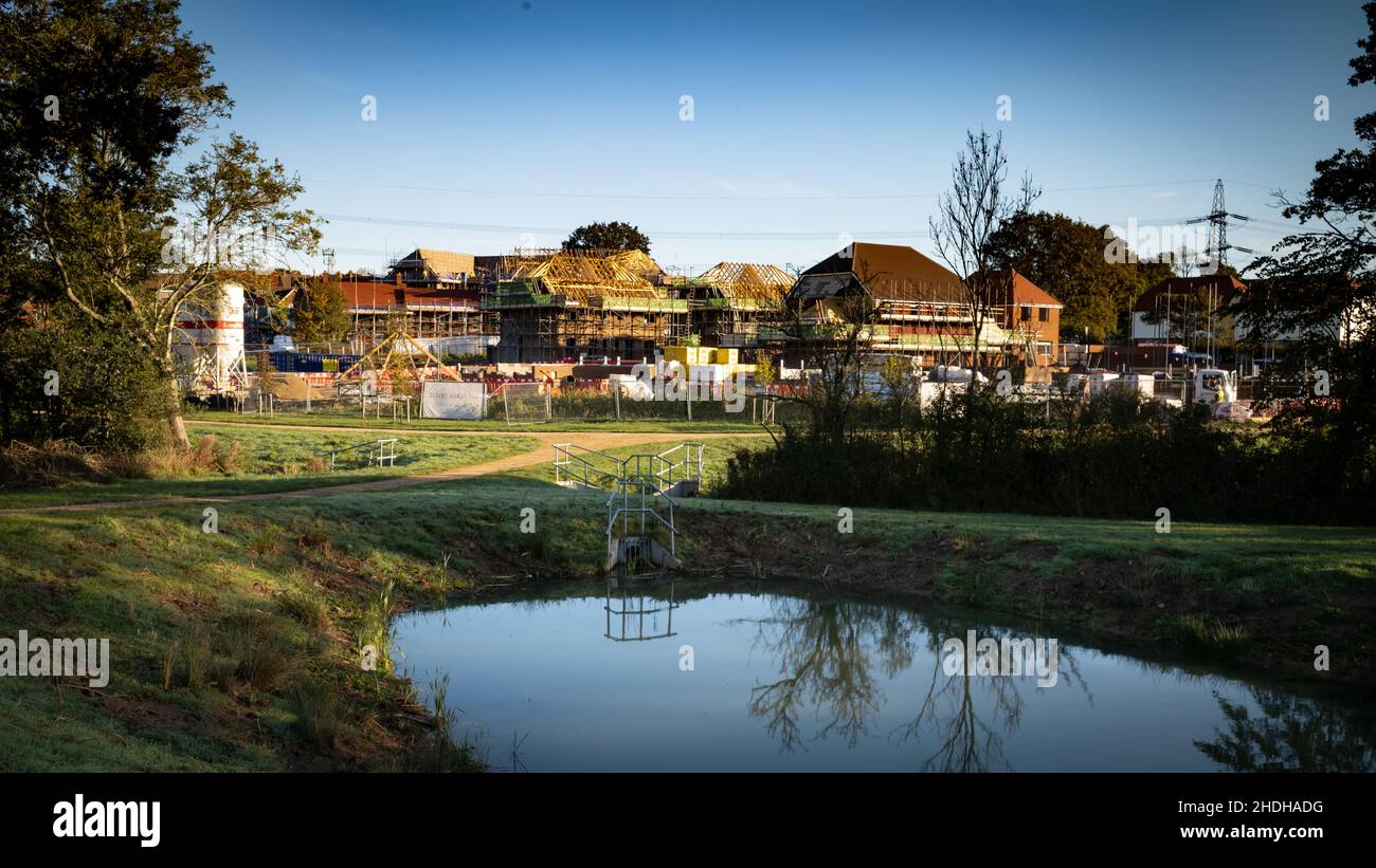 Nuove case costruite su campi verdi a Billingshurst, West Sussex, Regno Unito da Devine Homes PLC Foto Stock