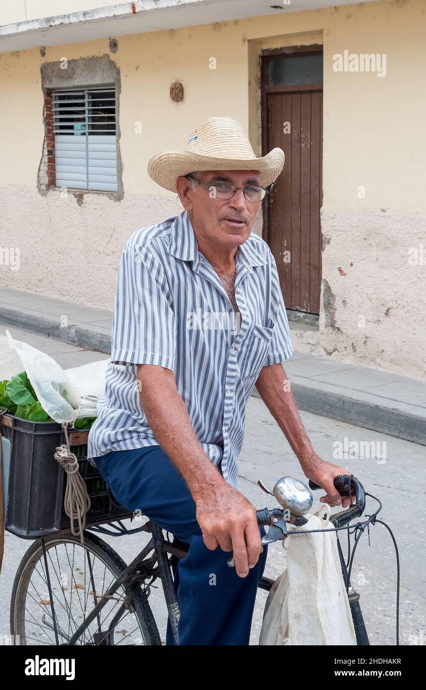 Ritratto di un uomo cubano anziano che vende verdure mentre guida una bicicletta. 6 gennaio 2022 Foto Stock