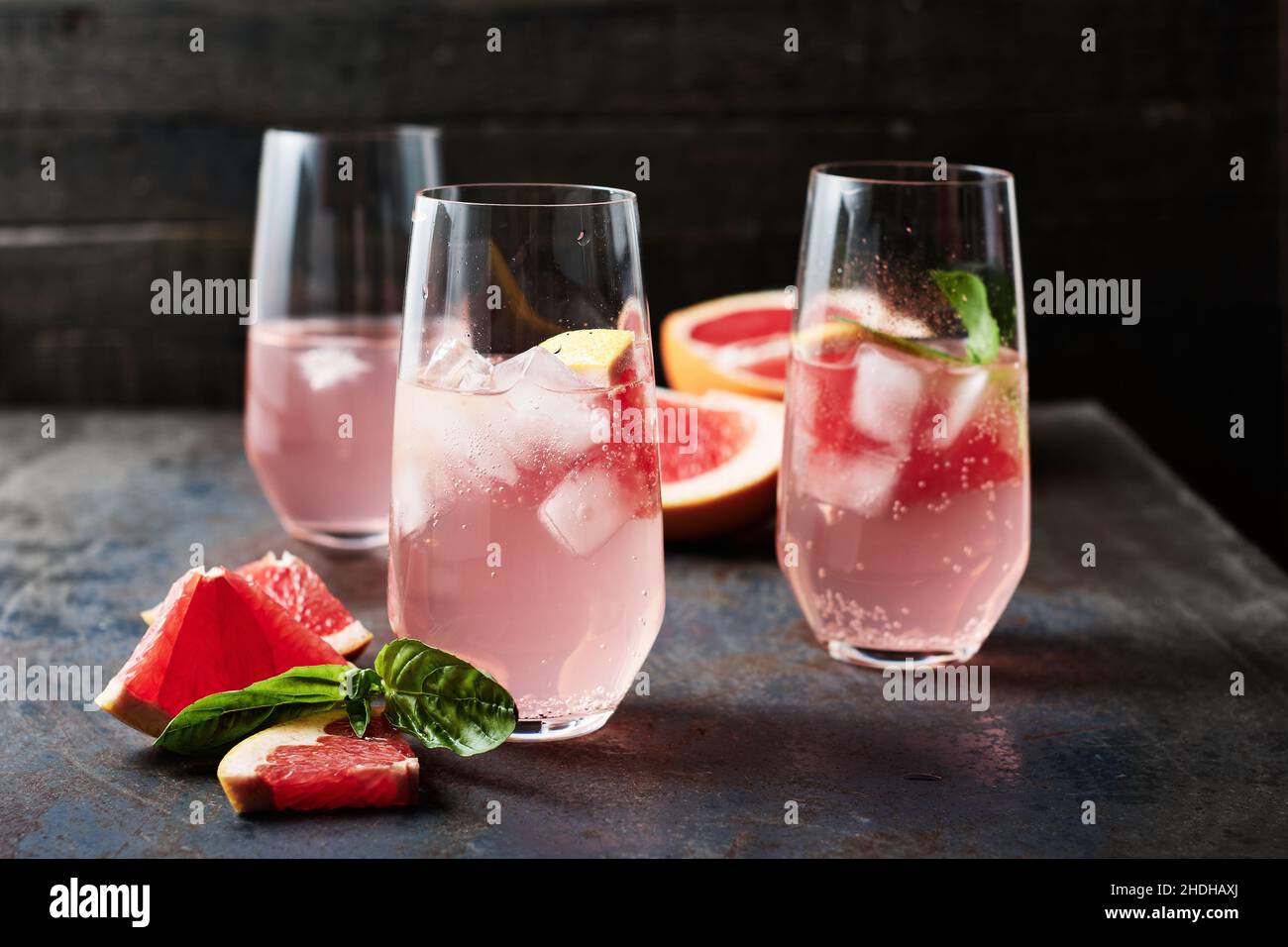 Rinfrescante limonata di agrumi con pompelmo e basilico. Foto Stock