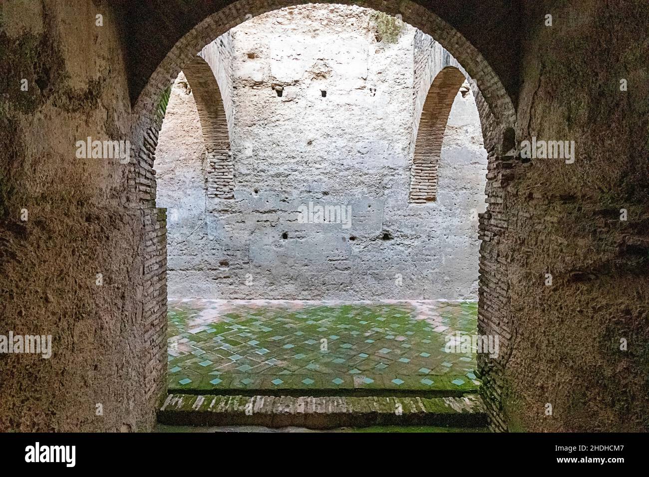 GRANADA ANDALUCIA SPAGNA EL BAÑUELO BAGNI ARABI VISTA DEL PAVIMENTO PIASTRELLATO VERDE Foto Stock