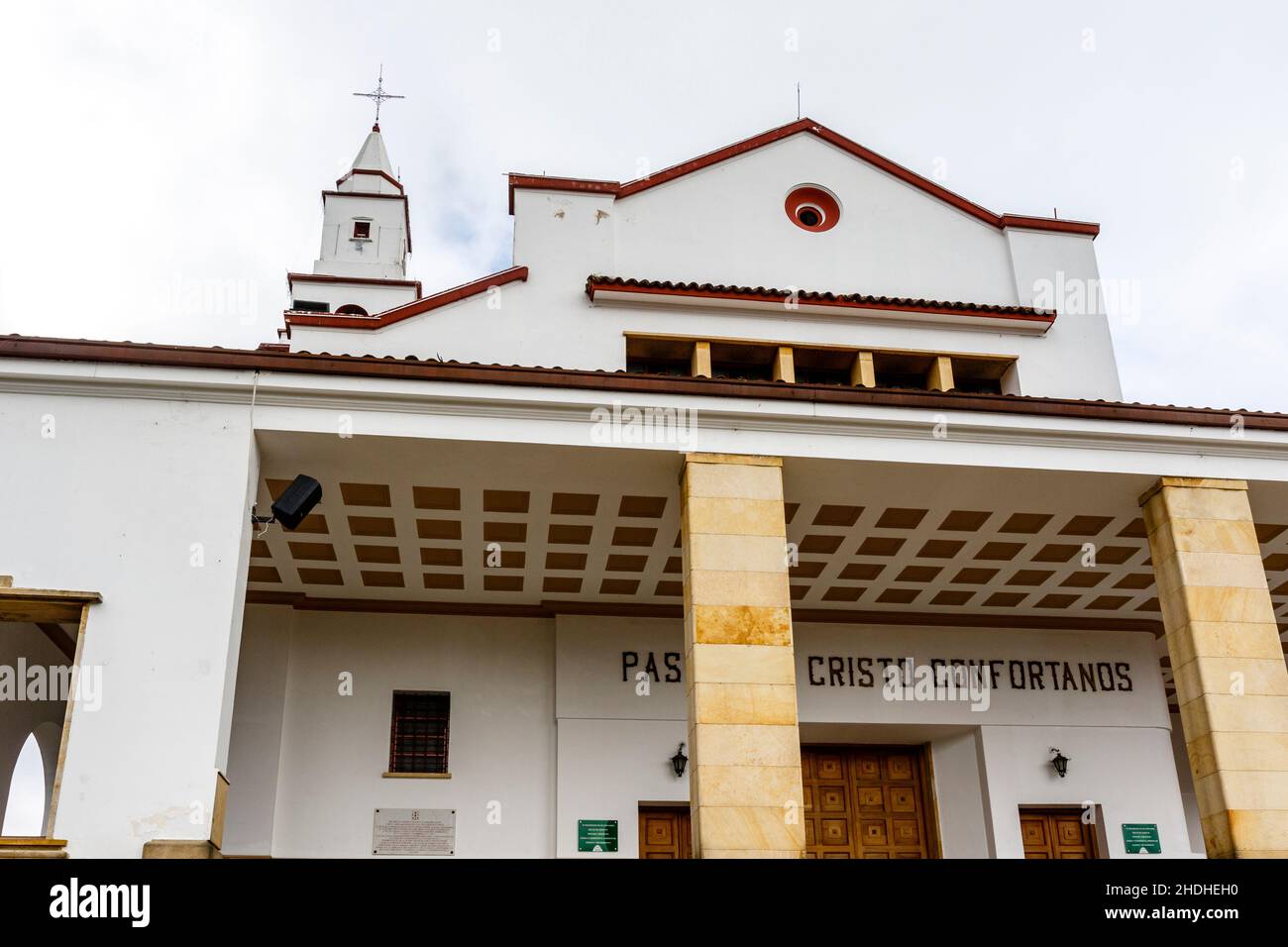 Facciata del santuario Basílica Santuario del Señor de Monserrate, sulla cima del monte Monserrate, è un santuario cattolico a Bogotá, Colombia, Sud Foto Stock