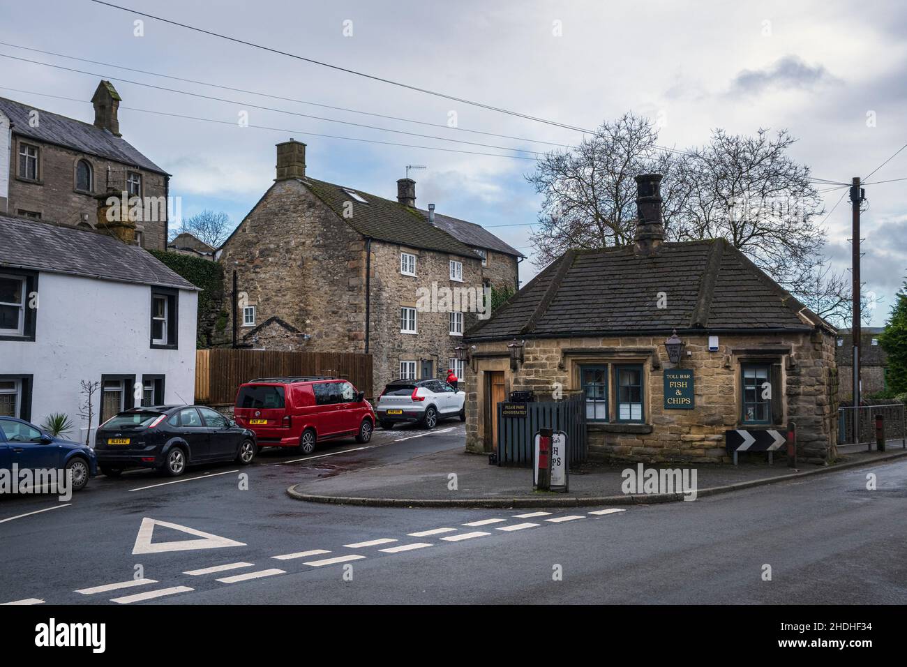 Il vecchio casello di Stoney Middleton che è ora il TollBar Fish and chip Shop (l'unico negozio di pesce e chip elencato in Inghilterra), Derbyshire Foto Stock