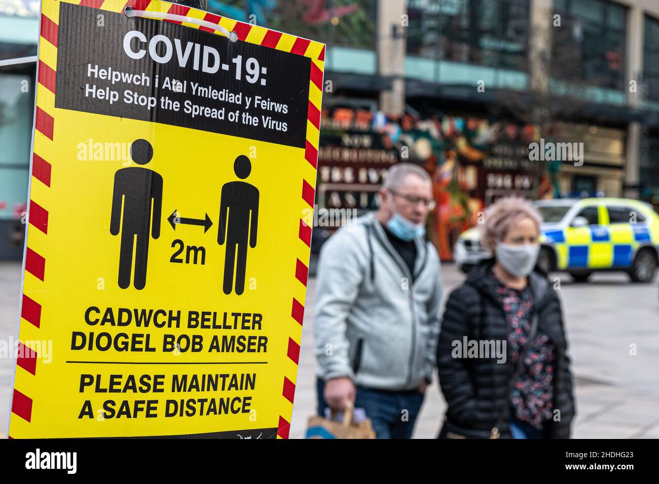 CARDIFF, GALLES - GENNAIO 3: Un cartello di avvertimento per coronavirus sul Hayes il 3 Gennaio 2022 a Cardiff, Galles. Una versione riveduta delle misure di livello due di allerta è stata introdotta il giorno di Boxing a 6am per contribuire a mitigare la diffusione della variante di coronavirus di Omicron. Foto Stock