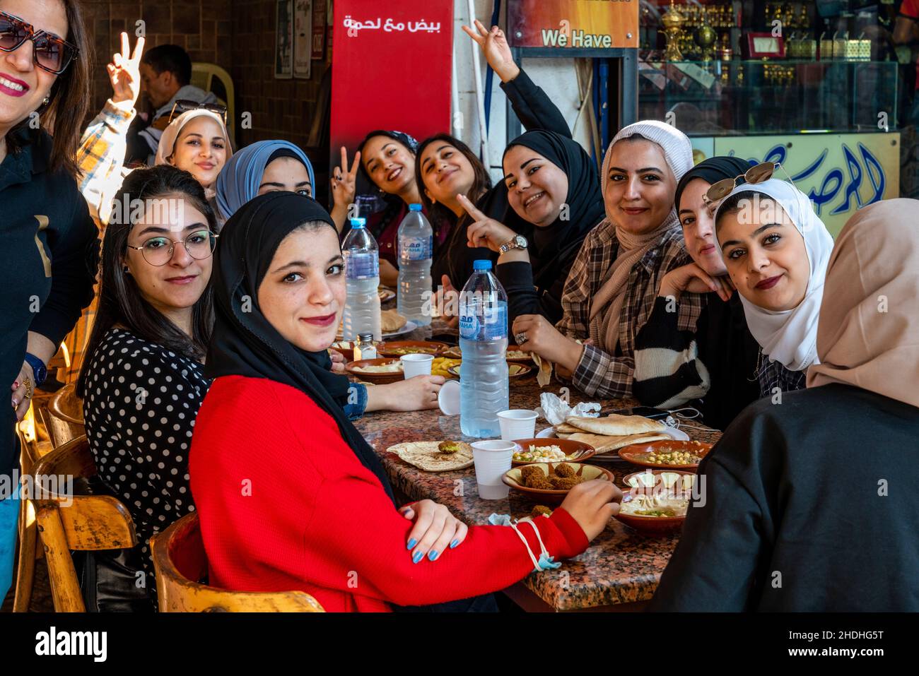 C:\Users\lenovo\Pictures\Saved Pictures\muslim woman\un-gruppo-di-giovani-donne-giordane-godersi-la-colazione-fuori-da-un-caffe-in-aqaba-governatorato-di-aqaba-giordania-2hdhg5t.jpg
