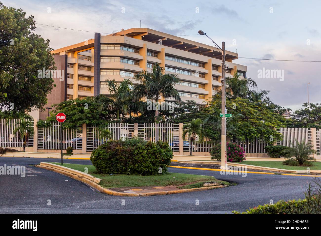 Edificio amministrativo dell'Università Autonoma Santo Domingo a Santo Domingo, capitale della Repubblica Dominicana. Foto Stock