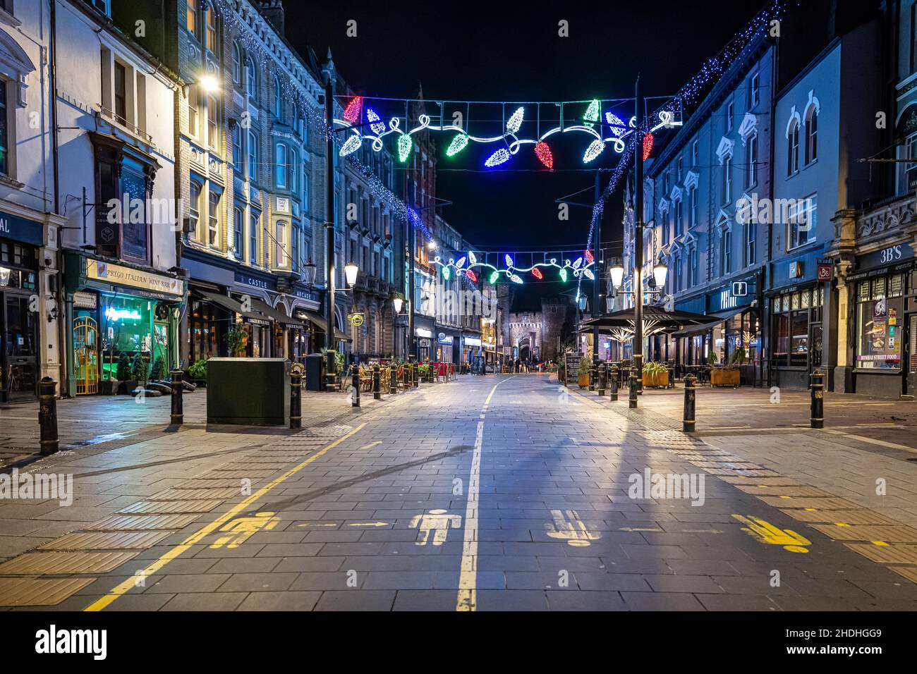 CARDIFF, GALLES - GENNAIO 2: Una strada vuota il 2 Gennaio 2022 a Cardiff, Galles. Una versione riveduta delle misure di livello due di allerta è stata introdotta il giorno di Boxing a 6am per contribuire a mitigare la diffusione della variante di coronavirus di Omicron. Foto Stock