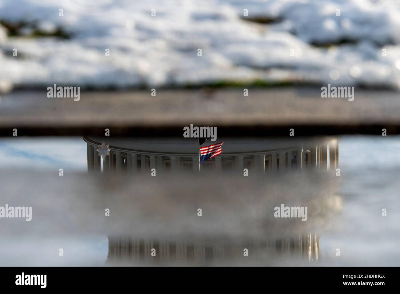 Washington, Stati Uniti d'America. 06th Jan 2022. Ghiaccio e neve coprono il terreno presso il Campidoglio degli Stati Uniti a Washington, DC, giovedì 6 gennaio 2022. Oggi è il primo anniversario dell'insurrezione del gennaio 6 presso il Campidoglio degli Stati Uniti. Credit: Rod Lammey/CNP/Sipa USA Credit: Sipa US/Alamy Live News Foto Stock