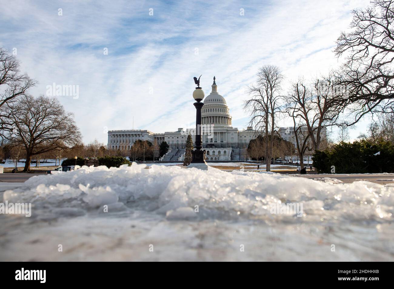 Washington, Stati Uniti d'America. 06th Jan 2022. Ghiaccio e neve coprono il terreno presso il Campidoglio degli Stati Uniti a Washington, DC, giovedì 6 gennaio 2022. Oggi è il primo anniversario dell'insurrezione del gennaio 6 presso il Campidoglio degli Stati Uniti. Credit: Rod Lammey/CNP/Sipa USA Credit: Sipa US/Alamy Live News Foto Stock