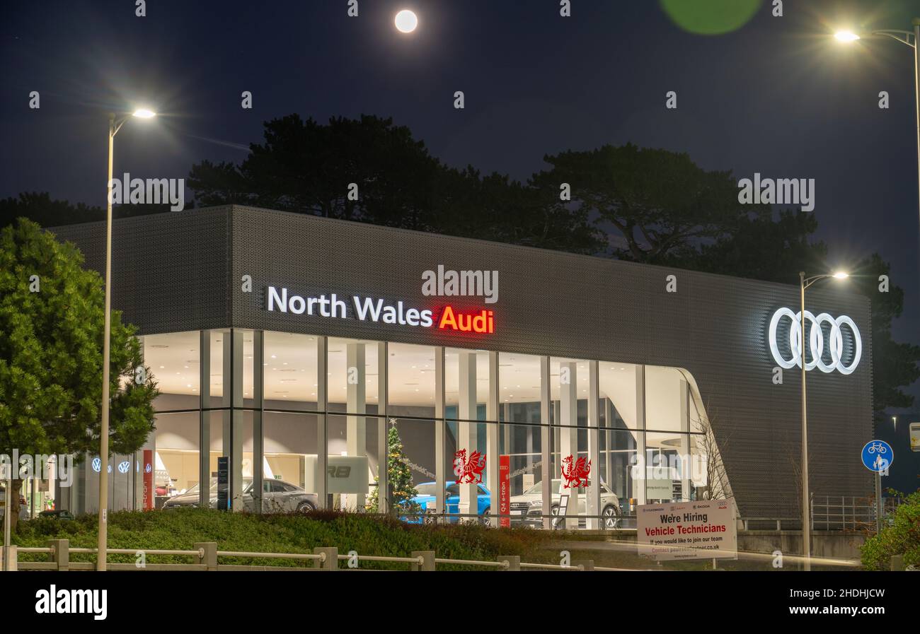 Il concessionario Audi principale del Galles del Nord, Llandudno Junction, preso nel dicembre 2021. Foto Stock