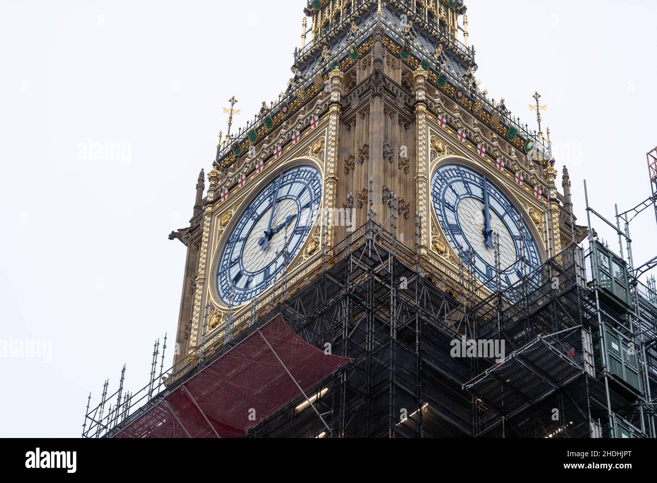 Londra, Regno Unito. 6th Jan 2022. I lavori proseguono sull'iconica Elizabeth Tower, sede del Big ben, all'estremità nord del Palazzo di Westminster. L'opera ha restaurato quella vernice originale e dettagli raffinati sul volto degli orologi della torre Elisabetta. Credit: Ian Davidson/Alamy Live News Foto Stock