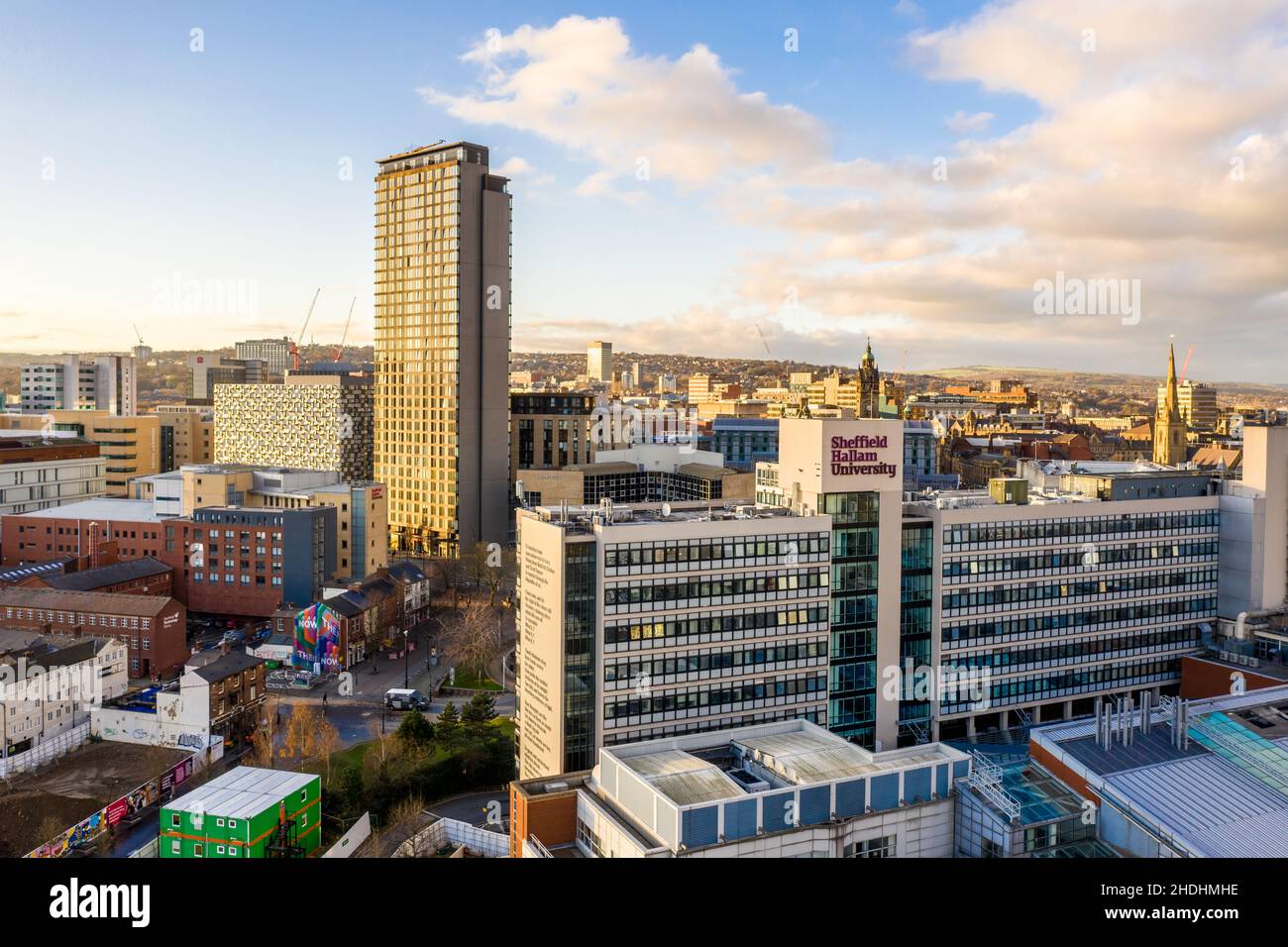 SHEFFIELD, REGNO UNITO - 16 DICEMBRE 2021. Lo skyline di Sheffield mostra il grattacielo della Arts Tower e gli edifici della Hallam University con spazio per le copie Foto Stock