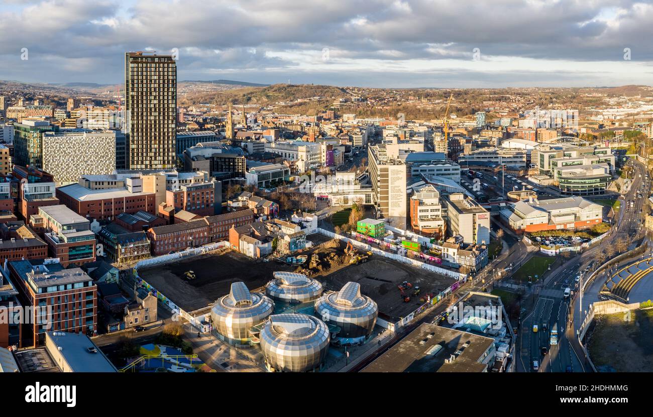 SHEFFIELD, REGNO UNITO - 16 DICEMBRE 2021. Vista aerea del centro di Sheffield con la Arts Tower e gli edifici dell'Università di Hallam e i CENTRI universitari degli studenti Foto Stock