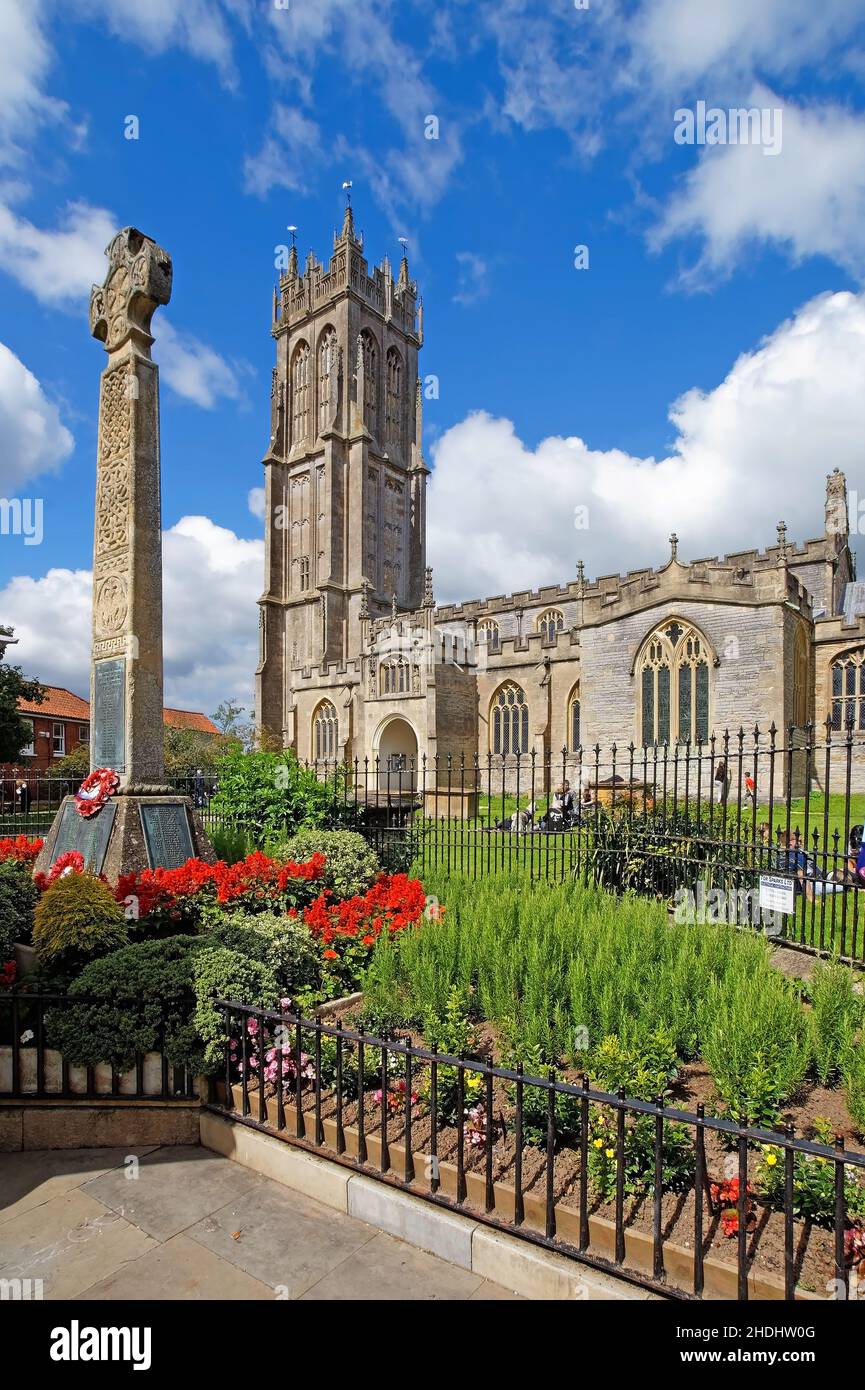 Regno Unito, Somerset, Glastonbury, High Street, War Memorial Cross e St John the Baptist Church Foto Stock
