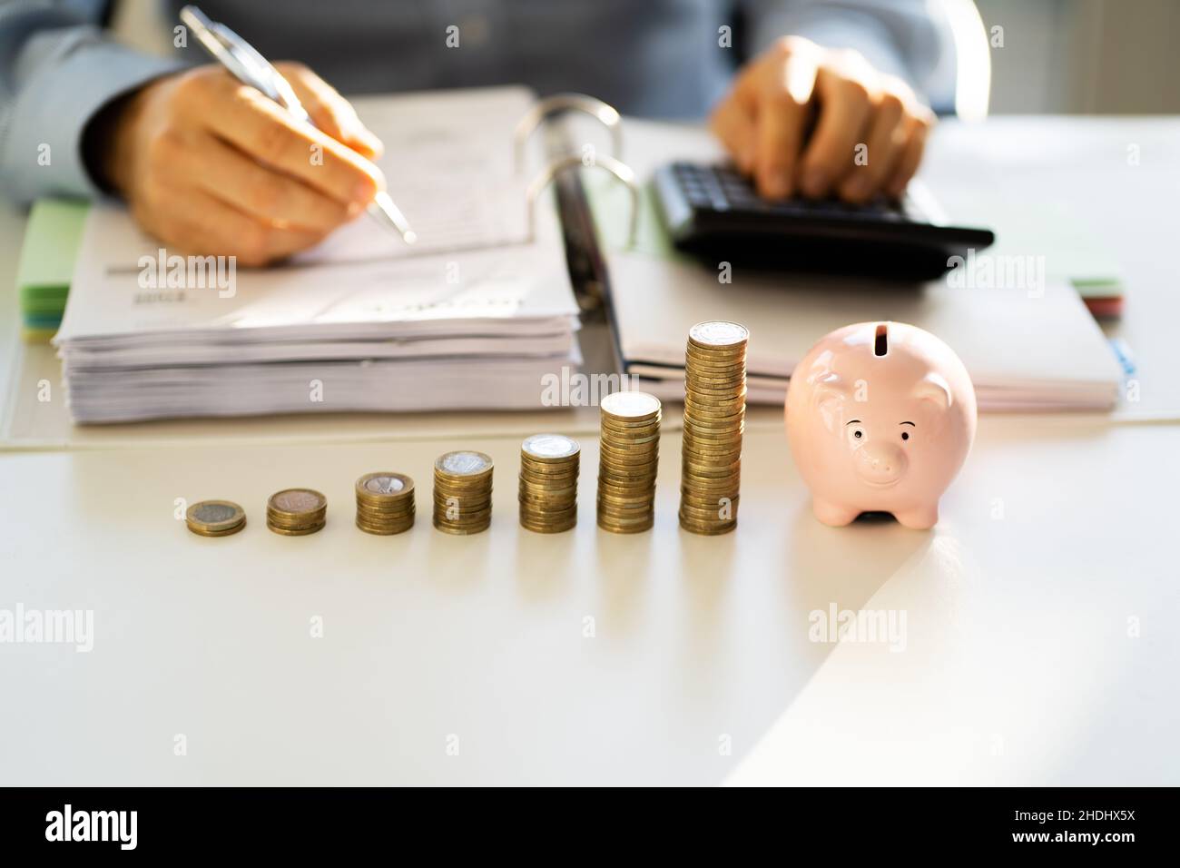 Piggybank denaro e calcolatrice. Raccolta assicurativa contabile Foto Stock