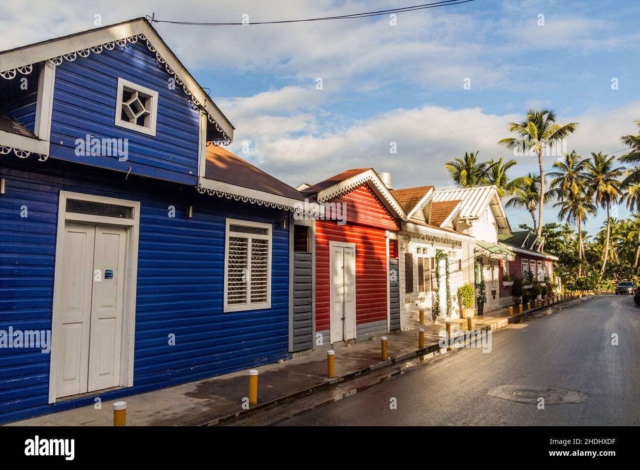 Case colorate a Las Terrenas, Repubblica Dominicana Foto Stock