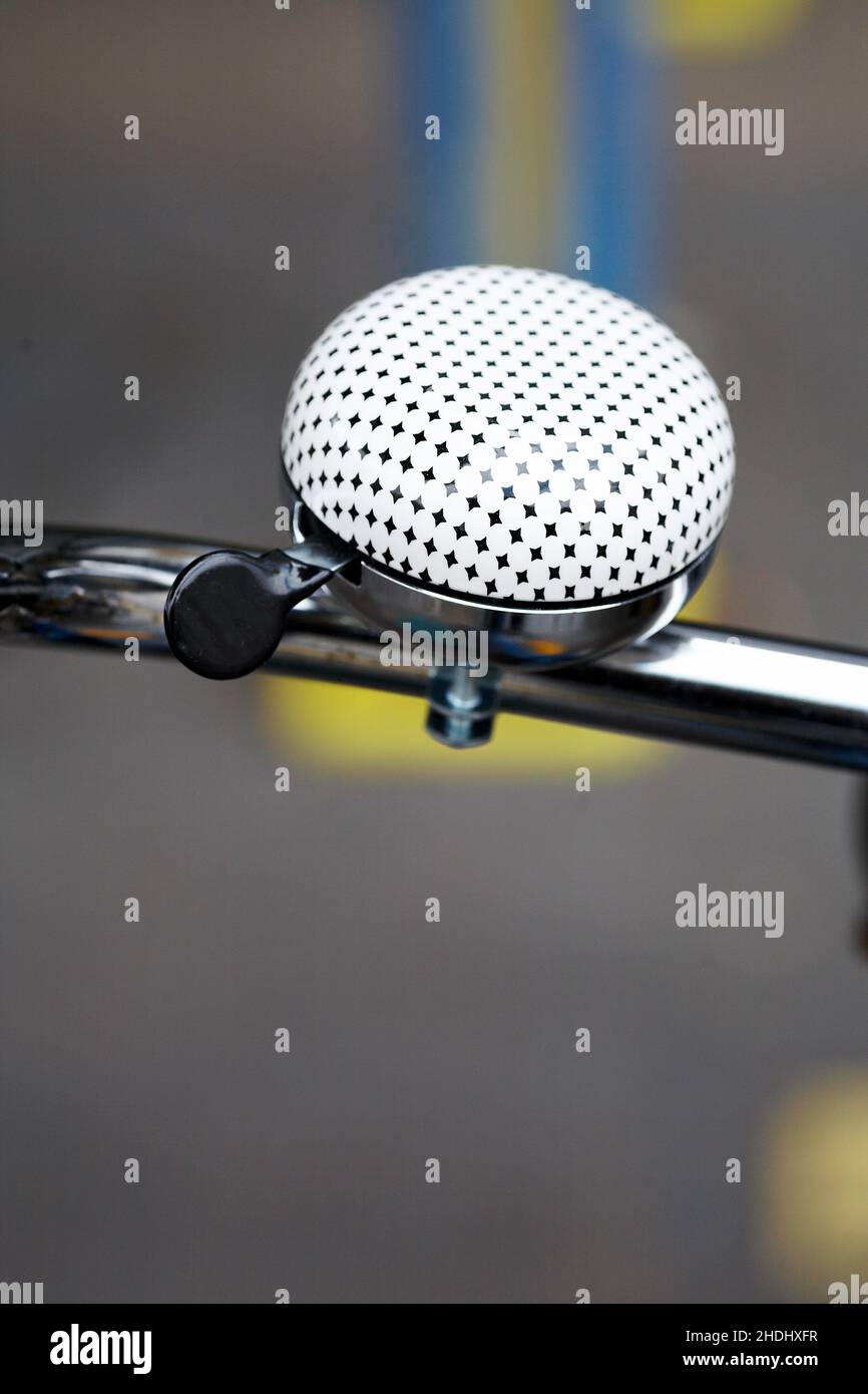 Campana Polkadot . Manubrio per bicicletta con campana con sfondo sfocato. Foto Stock