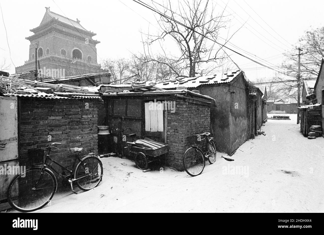 Neve d'inverno in un hutong di Pechino vicino alla storica Torre del tamburo Foto Stock