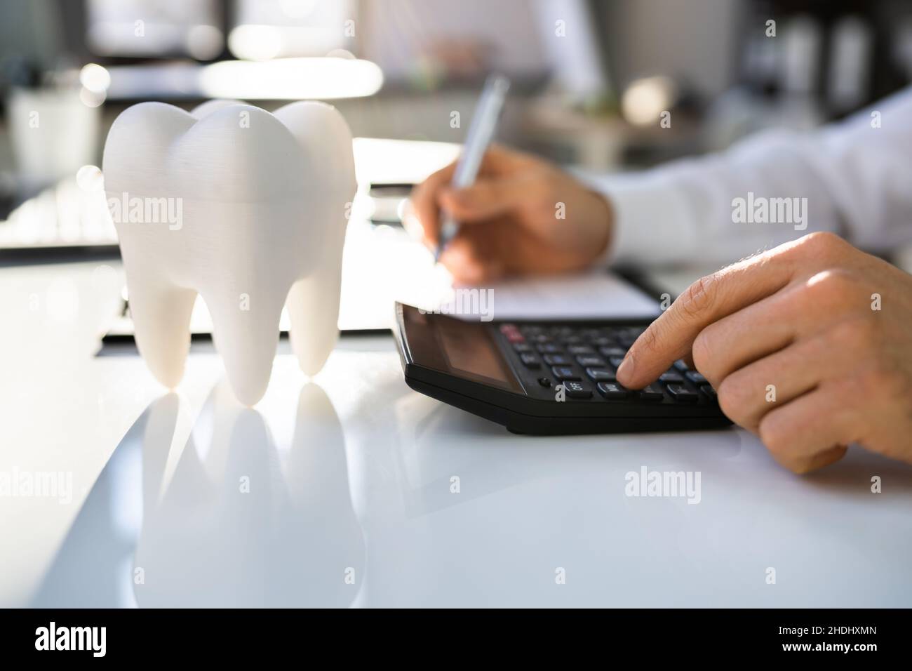 Fattura del dentista e documenti fiscali alla scrivania Foto Stock
