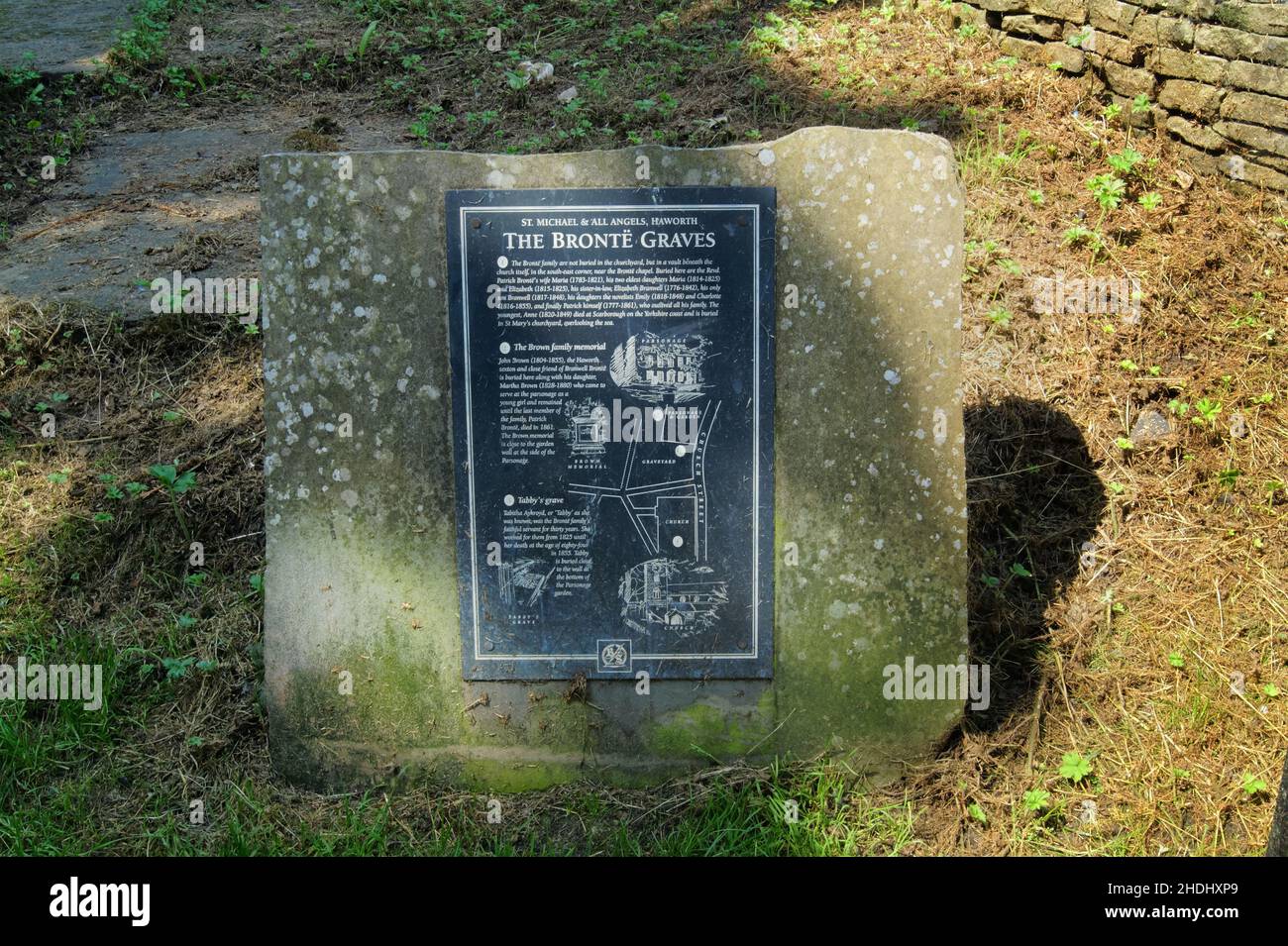 Regno Unito, West Yorkshire, Haworth, Bronte grave Map in Graveyard of St Michael and All Angels Church. Foto Stock