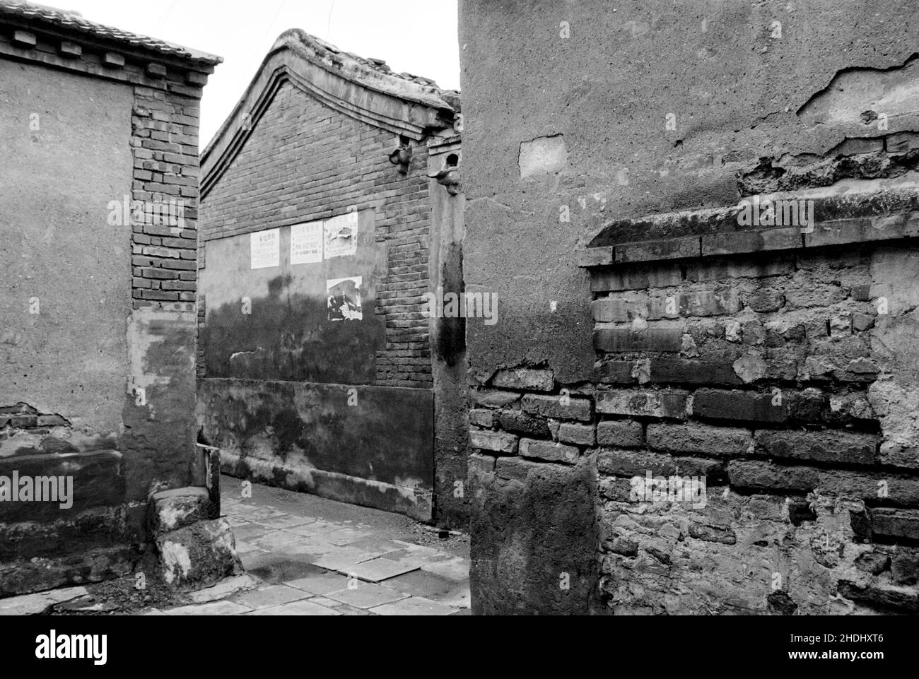 Vecchie mura di case in uno stretto hutong di Pechino Foto Stock