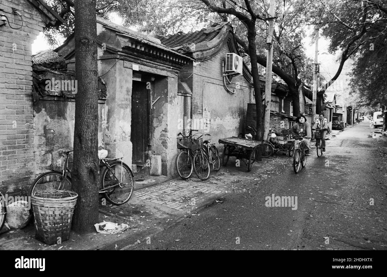 Vista delle case in un tradizionale vecchio hutong di Pechino Foto Stock