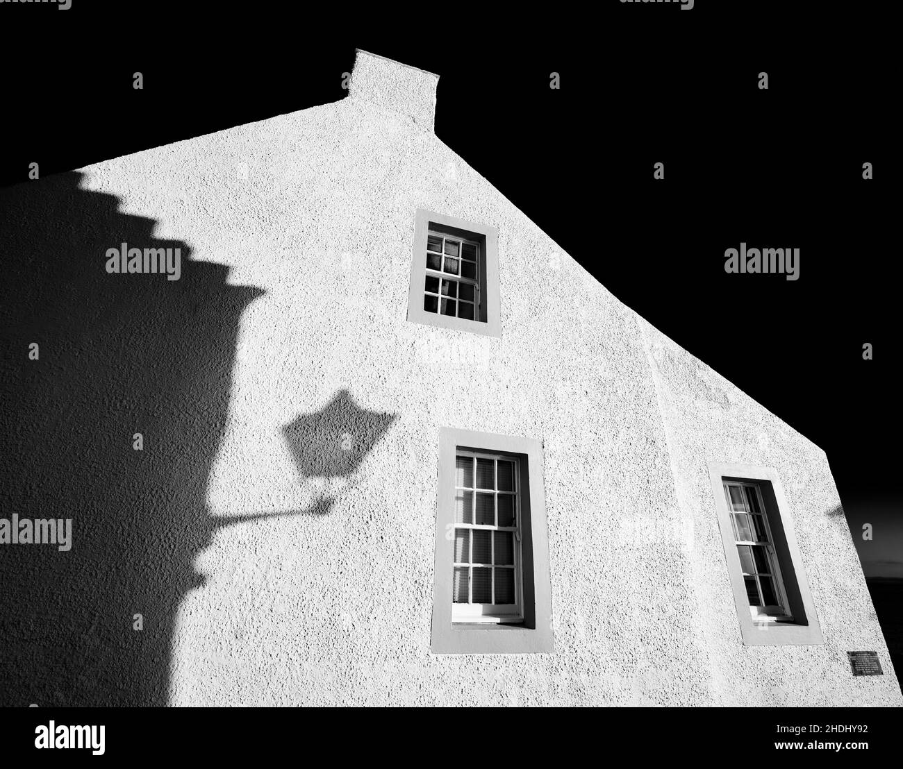 Vecchie case dipinte di bianco a Hie-Gate nel villaggio storico di Dysart a Kirkcaldy , Fife, Scozia, Regno Unito Foto Stock