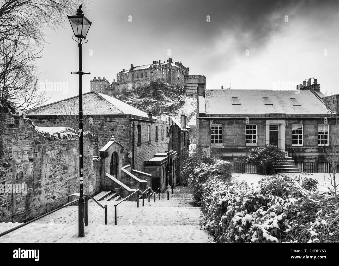 Vista sul Castello di Edimburgo dopo la neve dalla storica Vennel passi al Grassmarket di Edimburgo Città Vecchia, Scotland, Regno Unito Foto Stock Vista sul Castello di Edimburgo dopo la neve dalla storica Vennel passi al Grassmarket di Edimburgo Città Vecchia, Scotland, Regno Unito Foto Stock