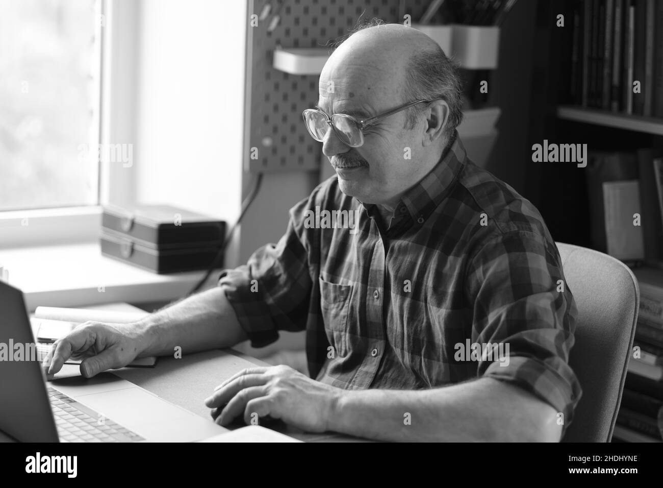 Altoparlante motivazione uomo d'affari senior che utilizza la videocamera per realizzare video Foto Stock