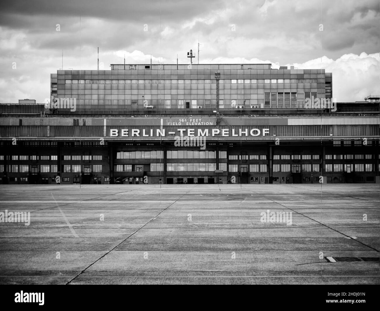 Vecchio edificio del terminal presso il nuovo parco pubblico Tempelhofer, sito del famoso ex aeroporto Tempelhof di Berlino in Germania Foto Stock
