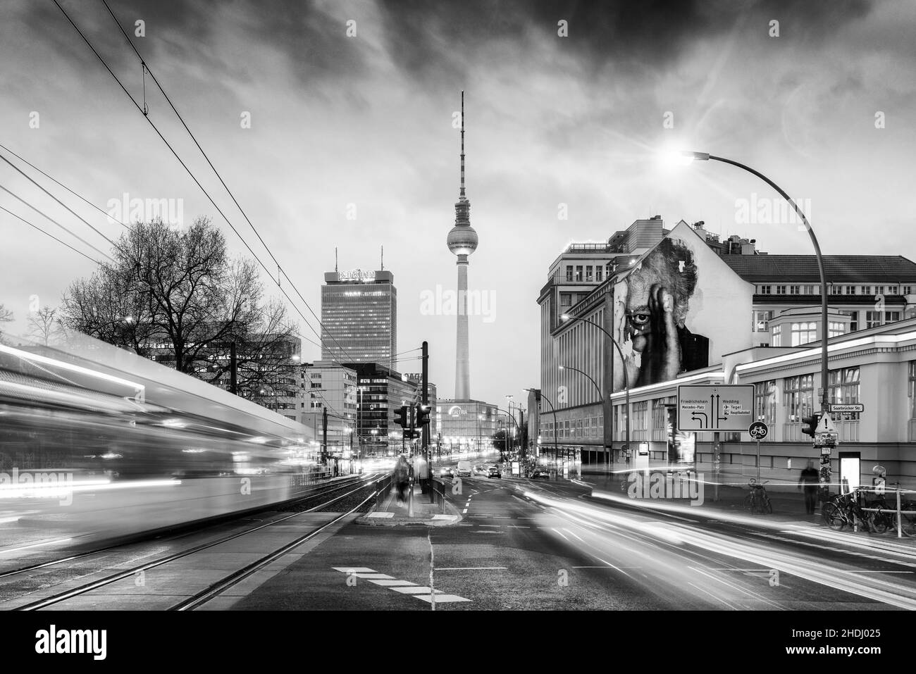 Notte cityscape vista di Berlino con la torre della televisione e il tram in Mitte , Berlino, Germania Foto Stock