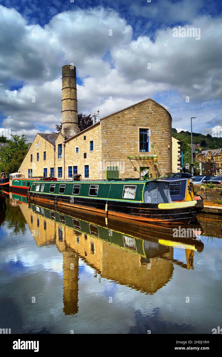UK,West Yorkshire,Hebden Bridge,Rochdale Canal e Crossley Mill Foto Stock