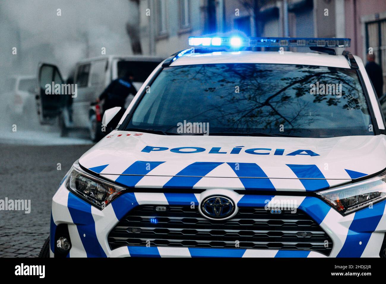 Lisbona, Portogallo - 6 gennaio 2022: Il motore di un furgone si incendia in piena luce nel centro di Lisbona, Portogallo. Polizia e vigili del fuoco assistono alla scena Foto Stock