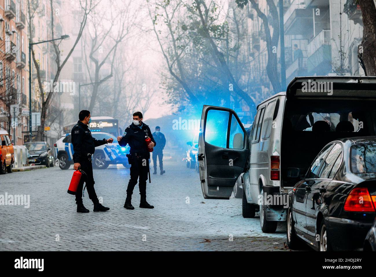 Lisbona, Portogallo - 6 gennaio 2022: Il motore di un furgone si incendia in piena luce nel centro di Lisbona, Portogallo. Polizia e vigili del fuoco assistono alla scena Foto Stock