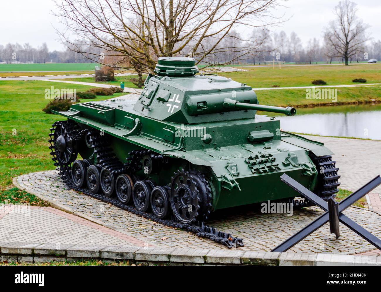Buynichskoe campo WWII memoriale. Mogilev, Bielorussia - 28 novembre 2021: Serbatoio verde tedesco medio PzKpfw III - Ausf.G su un piedistallo. Foto Stock