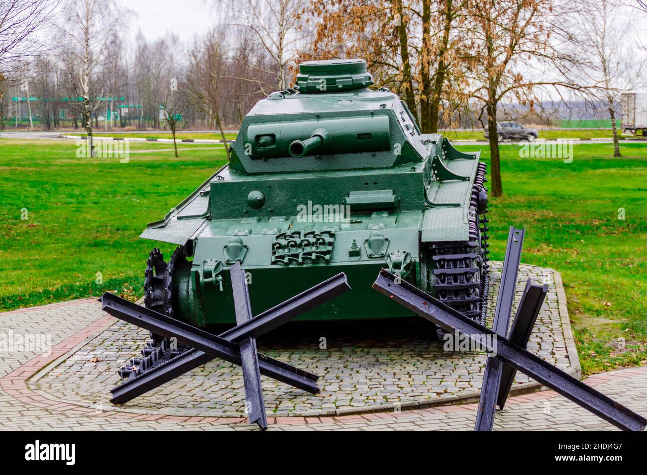 Buynichskoe campo WWII memoriale. Mogilev, Bielorussia - 28 novembre 2021: Serbatoio verde tedesco medio PzKpfw III - Ausf.G su un piedistallo. Foto Stock