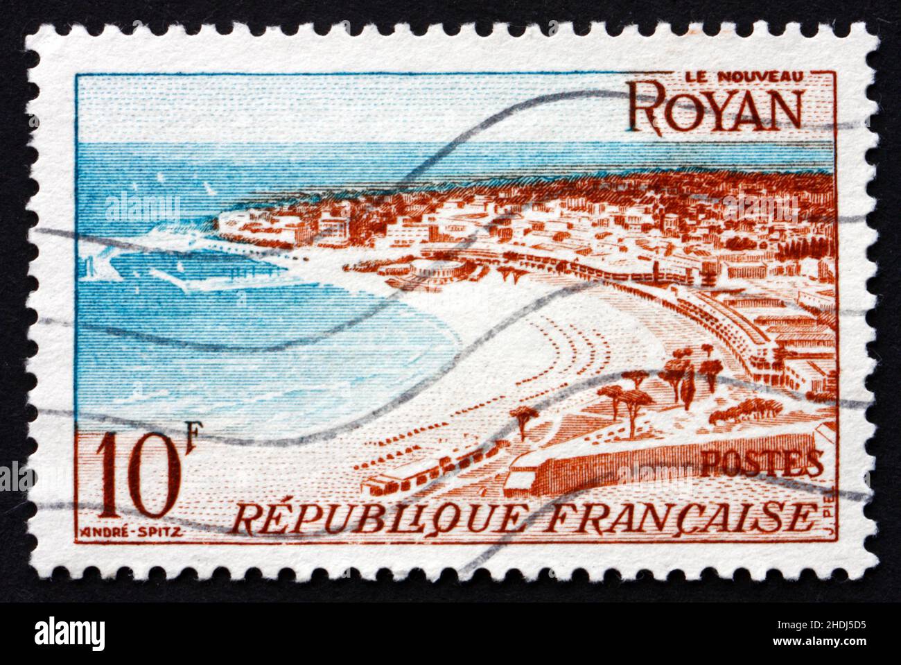 FRANCIA - CIRCA 1954: Un timbro stampato in Francia mostra la vista della spiaggia a Royan, Charente-Maritime Department, circa 1954 Foto Stock